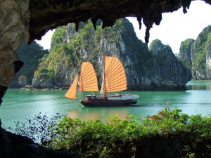 La-baie-dHalong-lune-des-100-destinations-a-visiter-une-fois-dans-sa-vie